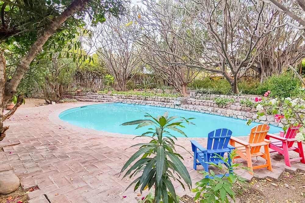 Romantic Hacienda with Pool and Huge Lush Garden!
