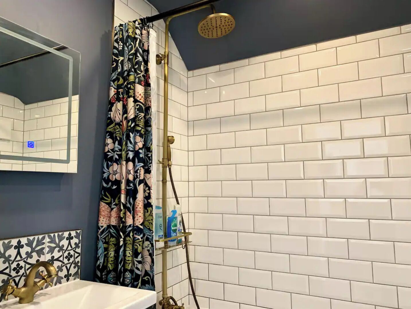 Ensemble douche/baignoire, sèche-cheveux, savon, shampoing
