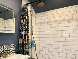 Ensemble douche/baignoire, sèche-cheveux, savon, shampoing