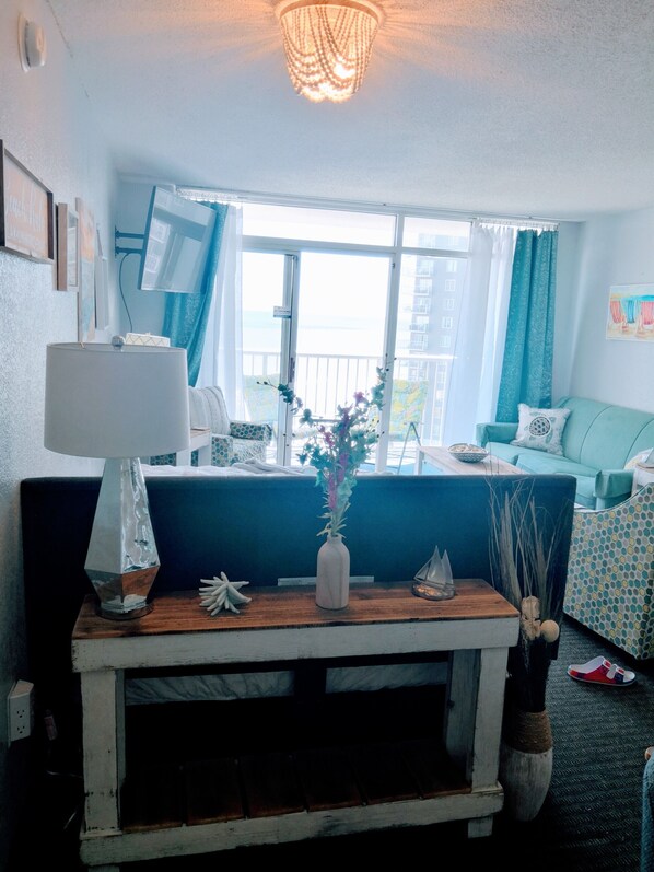 TV connectée, lecteur de DVD, livres, écrans d'ordinateur