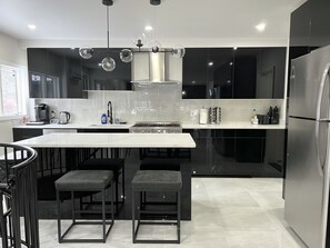 Kylskåp, mikrovågsugn, ugn och spishäll