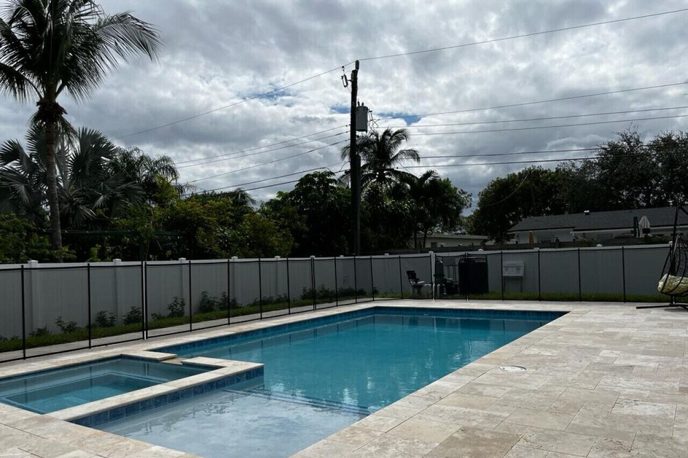 Modern 4/3 - GRILL. Big backyard. Lots of space