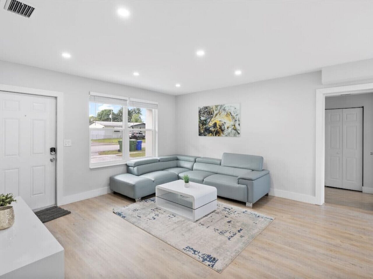 Modern 4/3 - GRILL. Big backyard. Lots of space