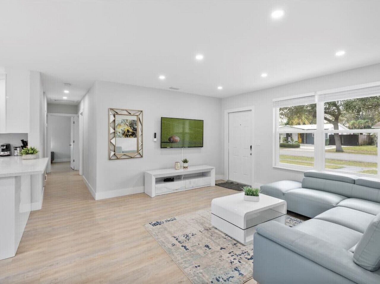 Modern 4/3 - GRILL. Big backyard. Lots of space