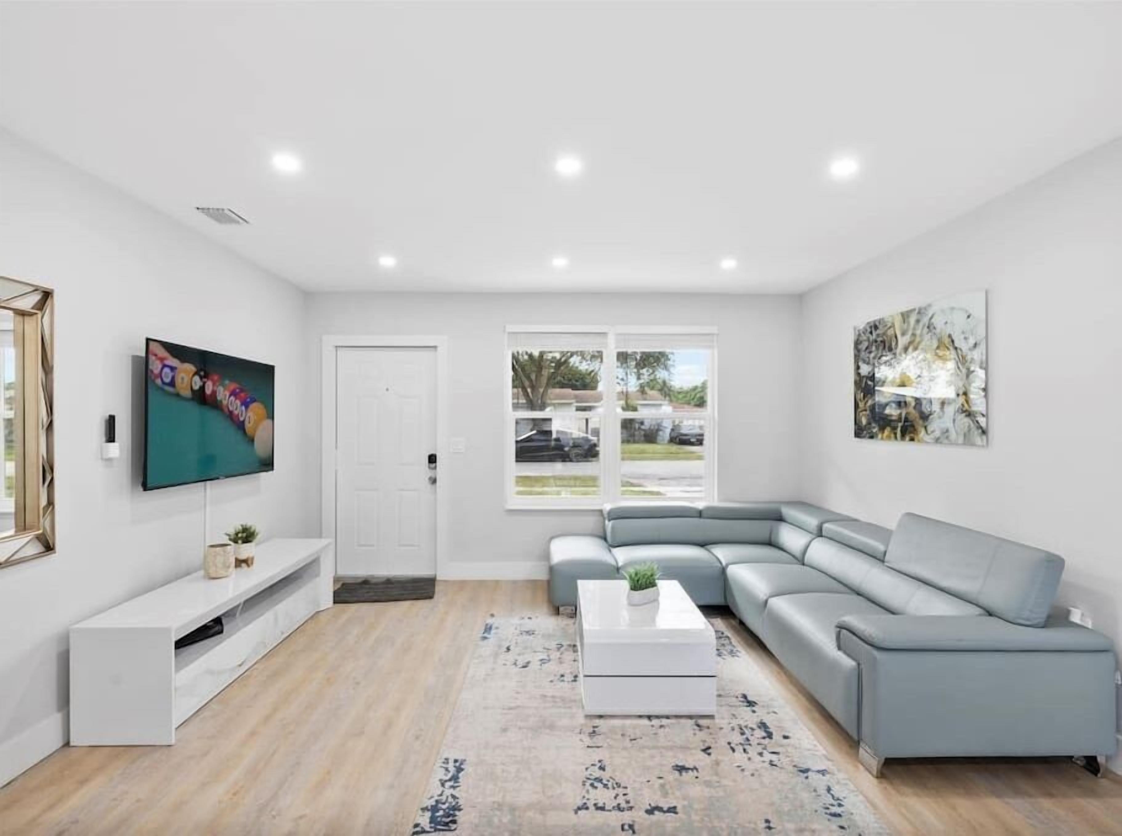 Modern 4/3 - GRILL. Big backyard. Lots of space