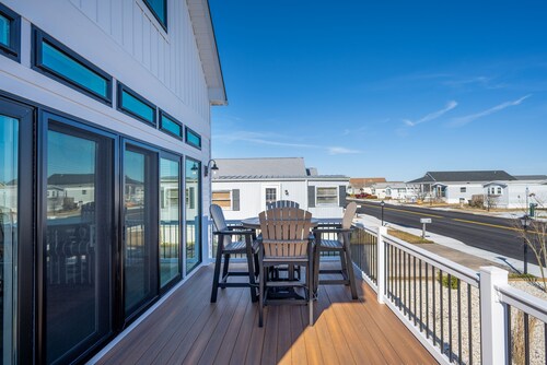 Luxe Family Home, Sleeps 10, Community Pool