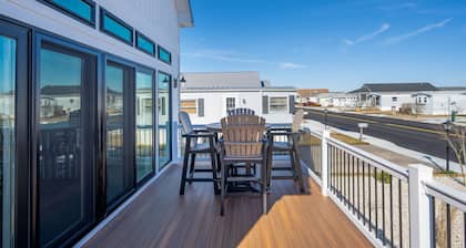 Luxe Family Home, Sleeps 10, Community Pool