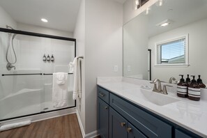 Shower, hair dryer, towels, soap - Upscale Family Home for 10, Community Pool, Grill (Ocean City)
