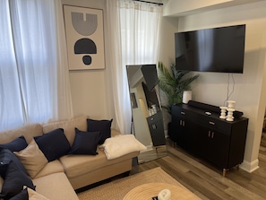 Smart TV - Luxuriosly Renovated 3BR House in Columbia Heights (Washington)