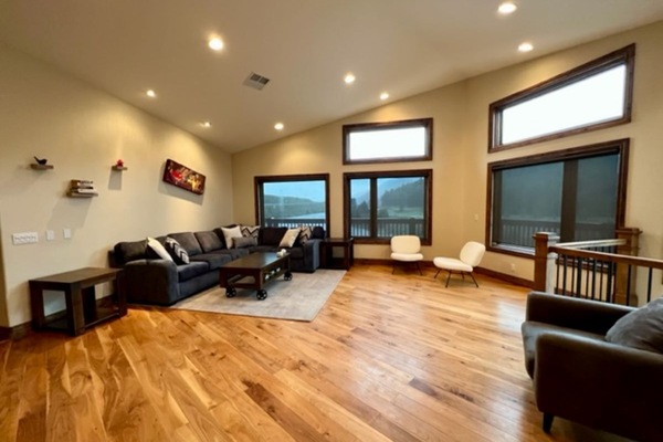 Een smart-tv en een open haard