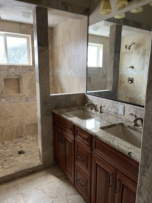 Combined shower/bathtub, jetted bath, hair dryer, towels - Madison Bend River House -TOP FLOOR- (CAMERON)