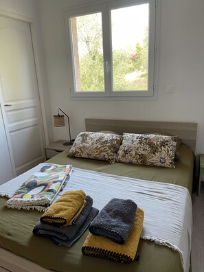 4 bedrooms, iron/ironing board, WiFi, bed sheets - Quiet, sheltered villa set against the maquis, 500m from the beach, sea and mountain views (Pietrosella)
