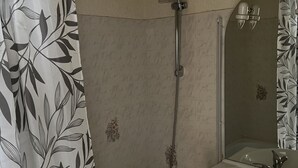 A bathroom with a shower, a sink, and a mirror. - Apartment near beach and shops (Argelès-sur-Mer)