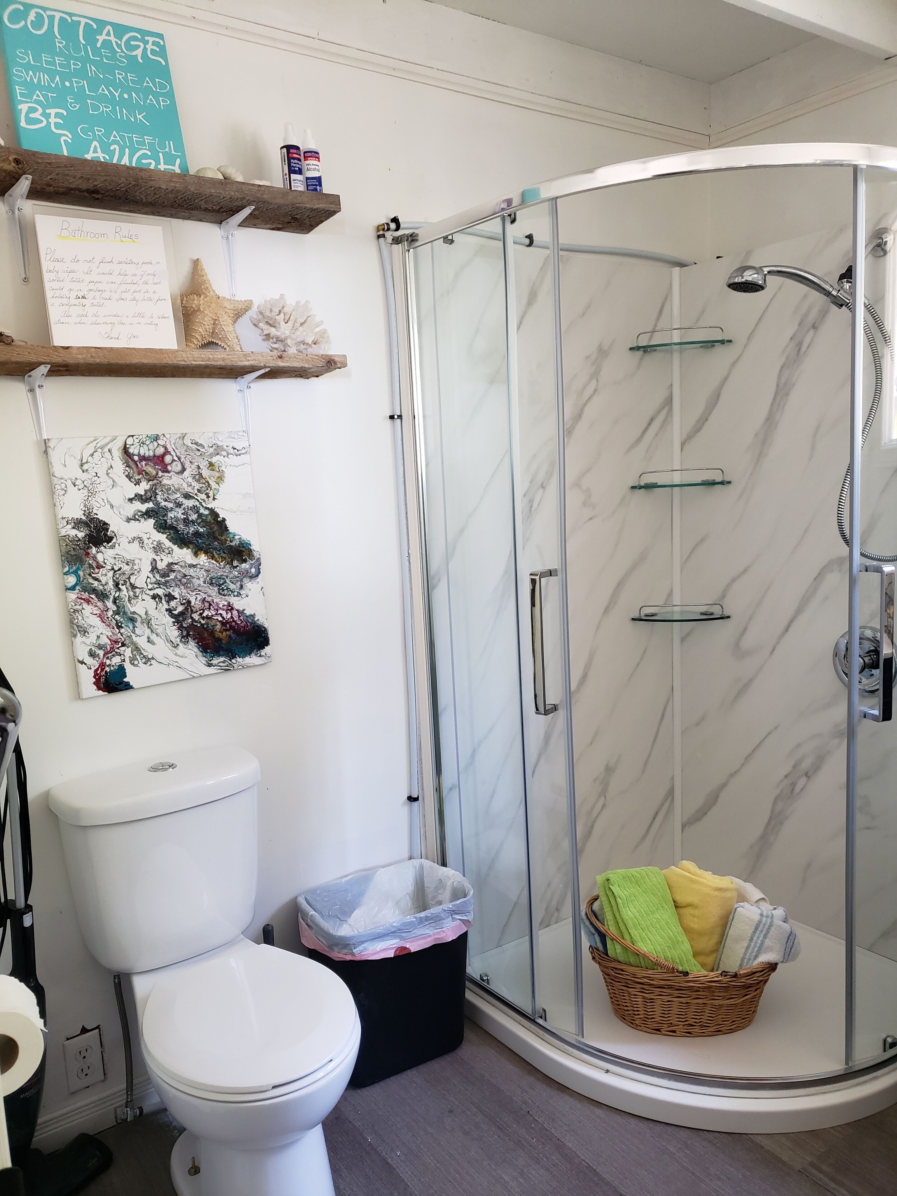 Quiet seaside cottage, close to Historic Sherbrooke Village. Pet Friendly