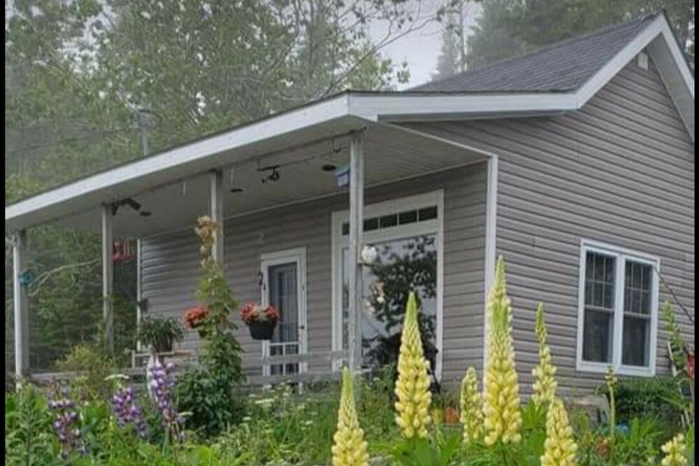 Quiet seaside cottage, close to Historic Sherbrooke Village. Pet Friendly