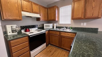 KylskÄp, mikrovÄgsugn, ugn och spishÀll