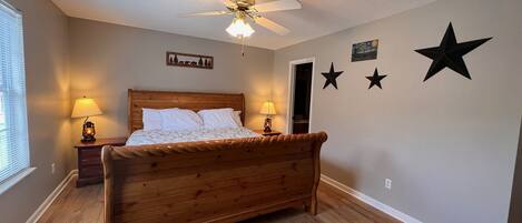 2 bedrooms, iron/ironing board, free WiFi, bed sheets