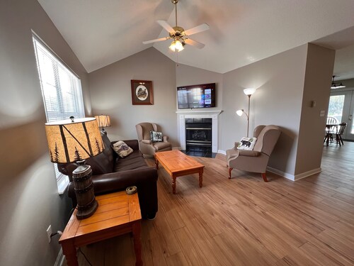 Close to Everything! Hot Tub Pool Bigfoot Bungalow