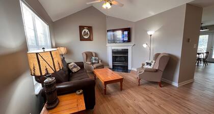 Close to Everything! Hot Tub Pool Bigfoot Bungalow