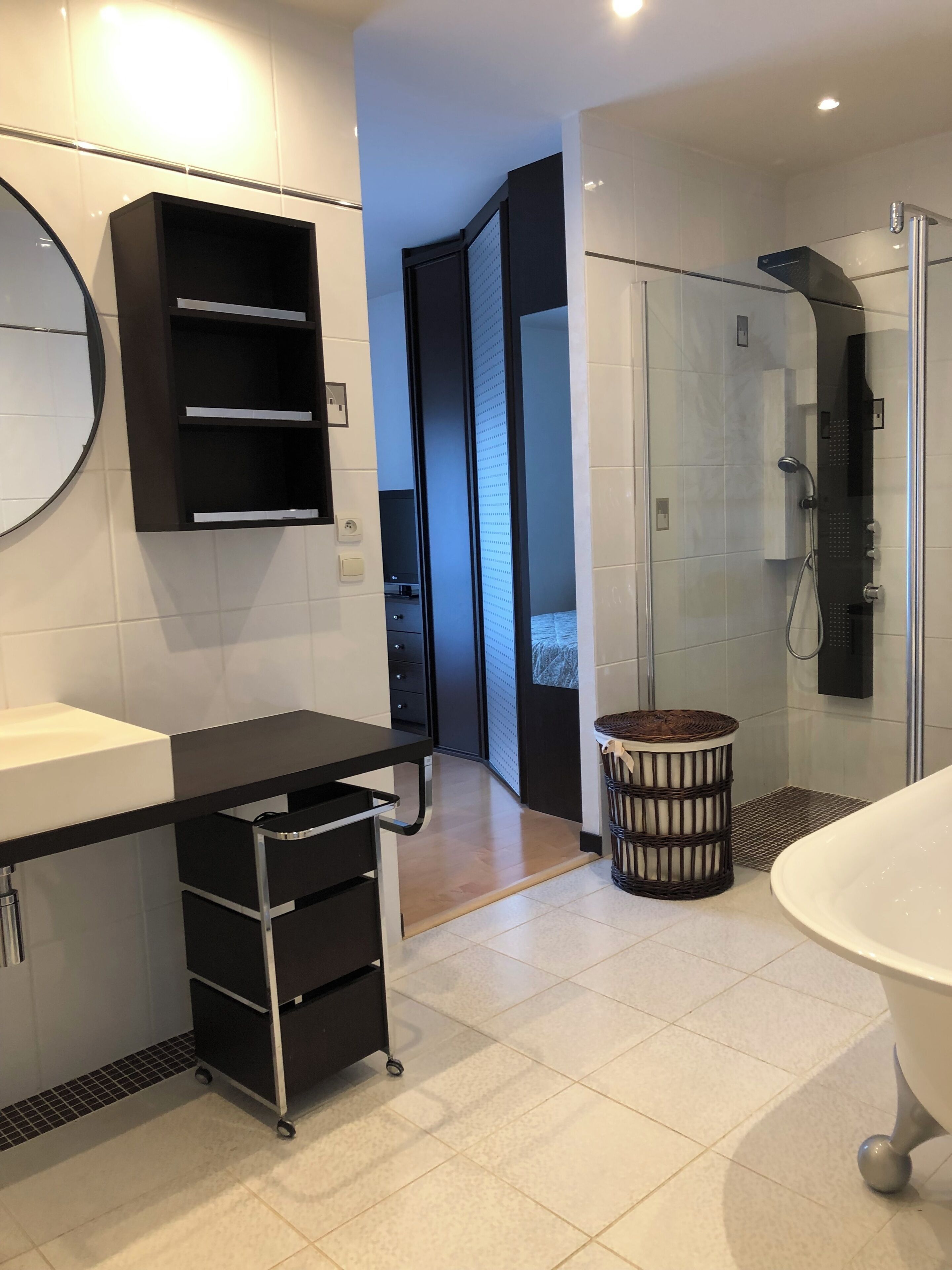 Douche, serviettes fournies, papier toilette
