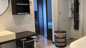 Douche, serviettes fournies, papier toilette