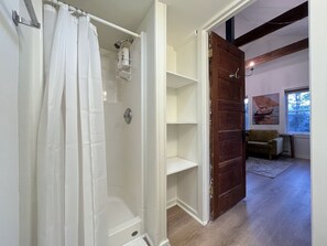 Duschwanne, Haartrockner, Handtücher, Seife