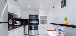 Fridge, microwave, oven, stovetop - Komffy Apt w/2 Queen Beds and Ocean View at Tides (Hollywood)