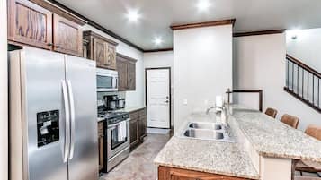 Frigorífic, microones, forn i placa de cuina