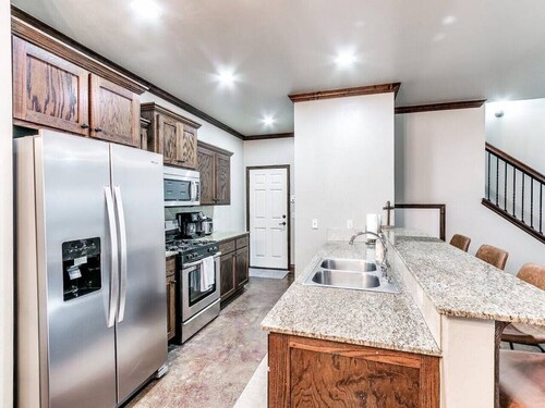 Spacious 4 Bed House With King Bed & Playground