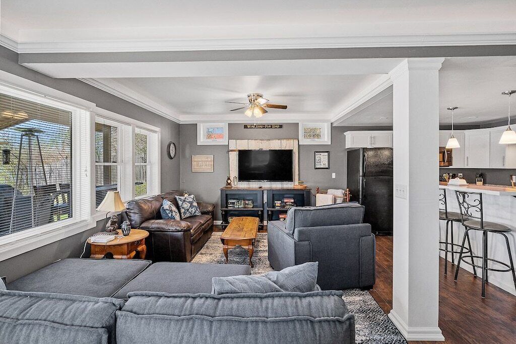 South Shore Edgewater Chalet - Private Lakefront (10 Guests)