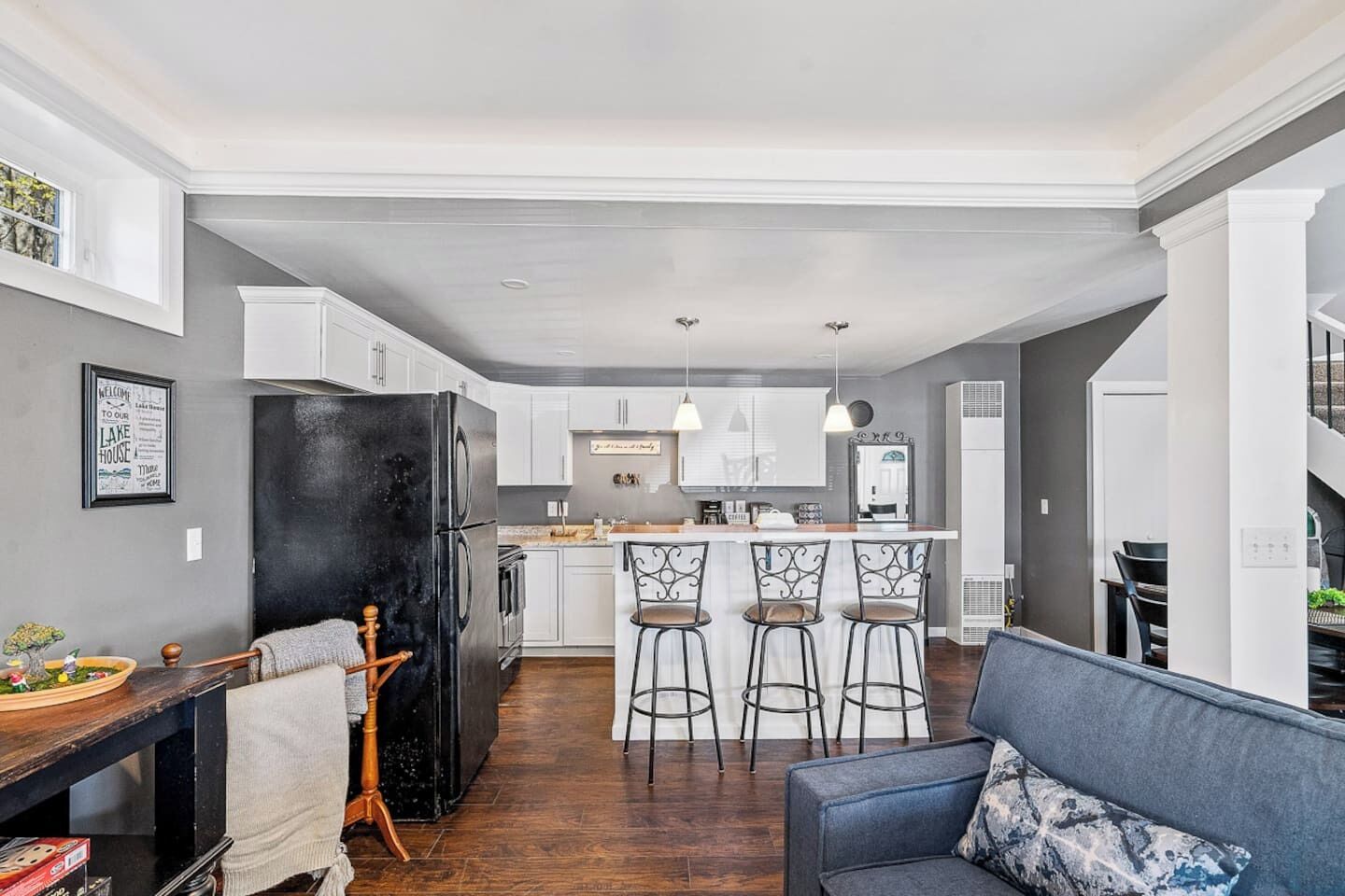 Smart-tv, een open haard en boeken