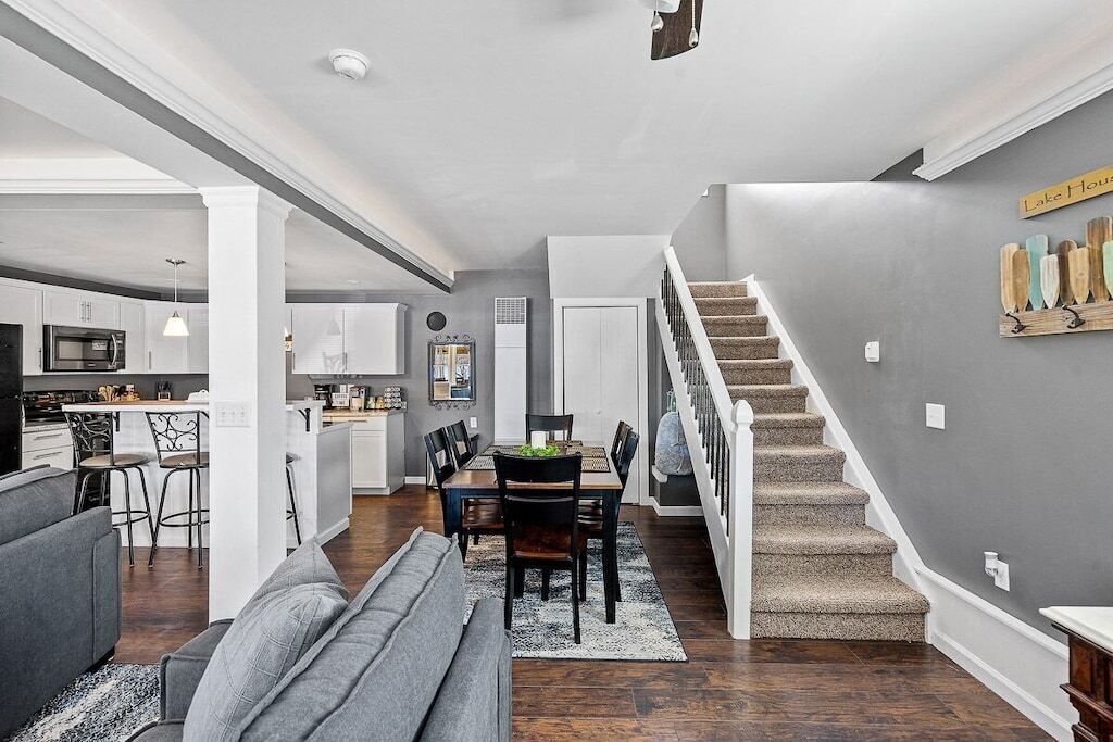 South Shore Edgewater Chalet - Private Lakefront (10 Guests)