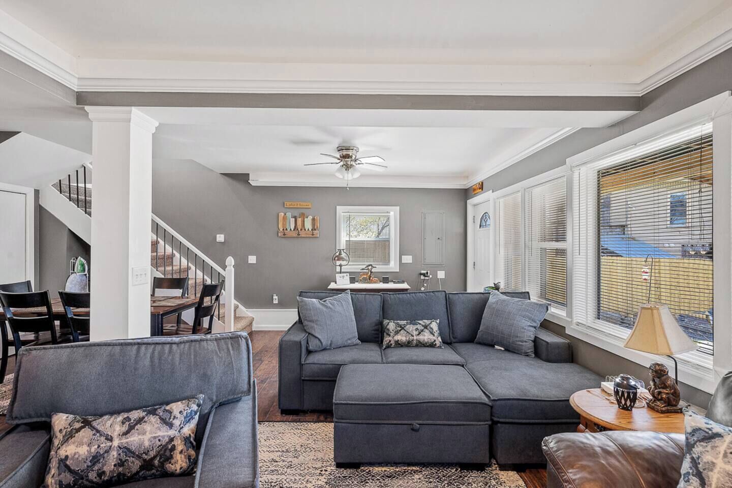 Smart-tv, een open haard en boeken