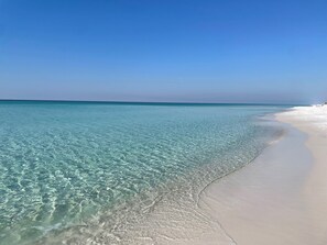 Una playa con agua turquesa cristalina y arena blanca.