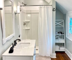 Bathtub, hair dryer, towels, soap - 1886 Charming Cassat Cottage in Cape Charles, VA (Cape Charles)