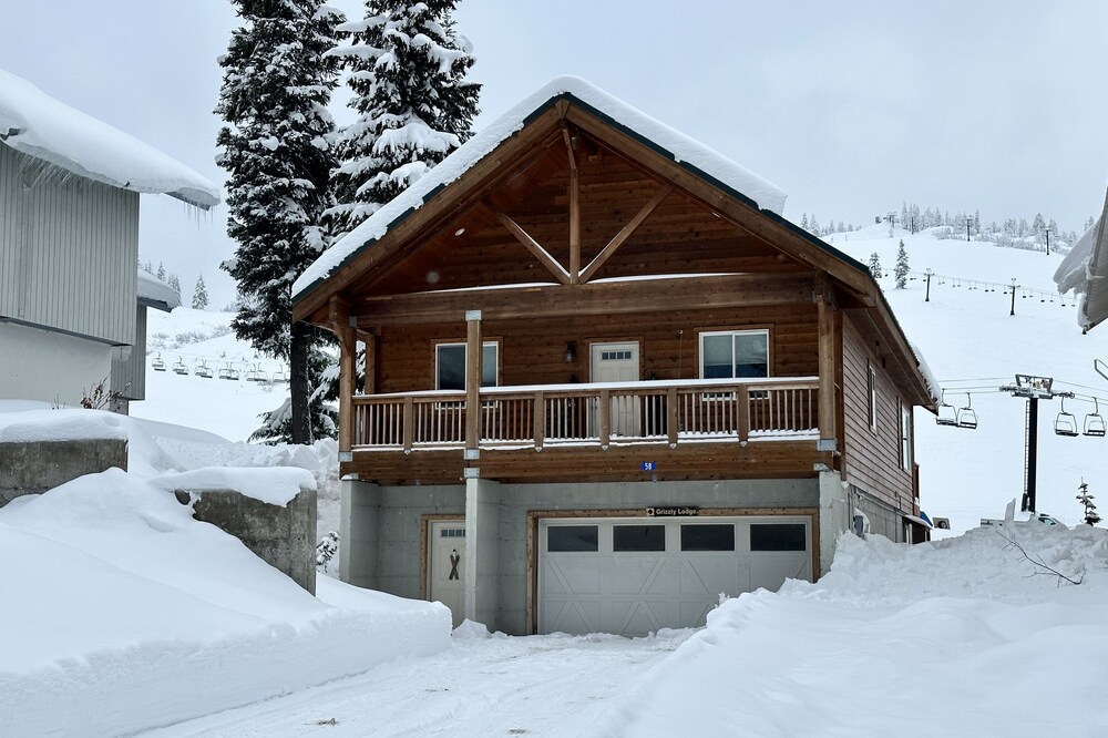 BRAND NEW-Perfect Rustic Modern Get Away – Right on the slopes! w/Hot Tub
