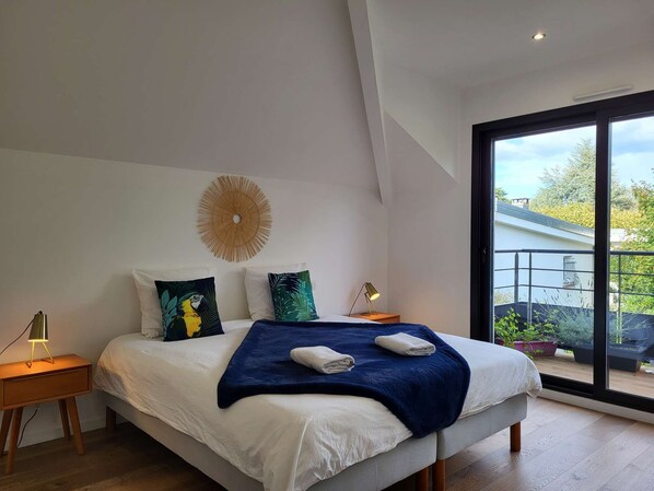 5 makuuhuonetta, työpöytä, silitysrauta/-lauta, vauvan matkasänky