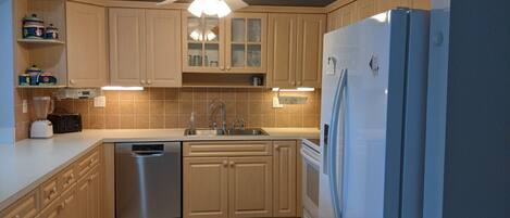 Een koelkast, een microgolfoven, een oven, een kookplaat