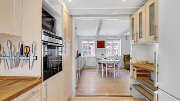 Fridge, oven, stovetop, dishwasher