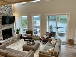 Älytelevisio, takka, pöytätennispöytä