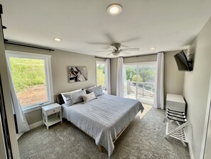 6 makuuhuonetta, työpöytä, ilmainen Wi-Fi, vuodevaatteet