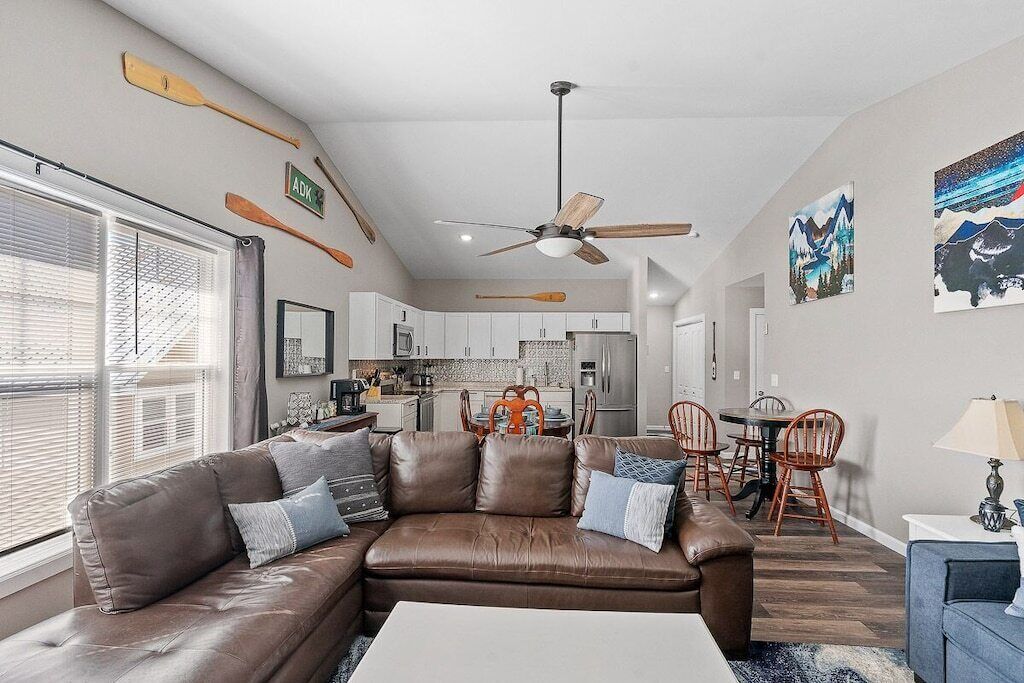 South Shore Edgewater Loft - Private Lakefront 