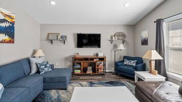 Smart-tv, eldstad och böcker