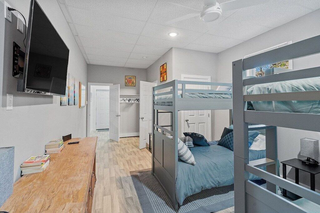 South Shore Edgewater Loft - Private Lakefront 