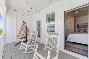 4 habitaciones, escritorio y tabla de planchar con plancha 