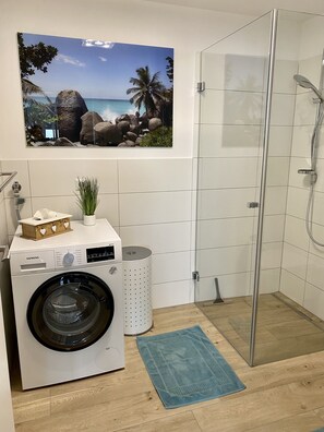 Een douche, een haardroger, handdoeken, zeep