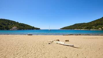 Una spiaggia nelle vicinanze