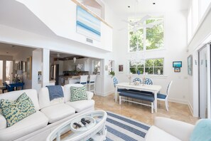 智能电视、DVD 播放器、书、打印机