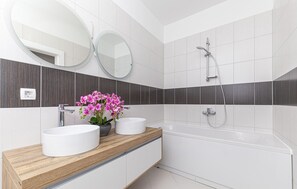 Bathtub, hair dryer - Nice apartment in Marina with WiFi (Marina)