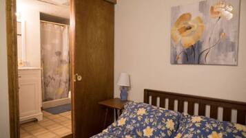 1 chambre, bureau, fer et planche à repasser, lit parapluie